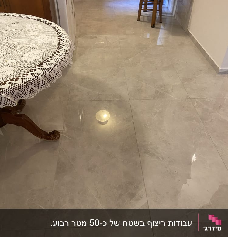 רצפת אריחים חדשה ומבריקה עם נר קטן
